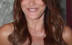 Carla Bruni-Sarkozy met en valeur ses jambes élancées avec un accessoire irrésistible à la Fashion Week de Paris