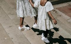 Vous hésitez à mixer robe et baskets ? Voici pourquoi vous devriez foncer