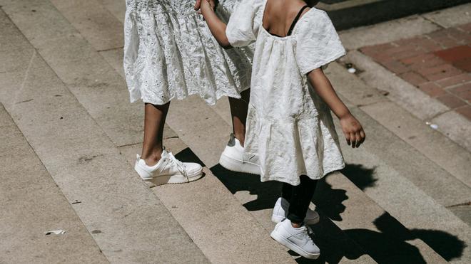 Vous hésitez à mixer robe et baskets ? Voici pourquoi vous devriez foncer