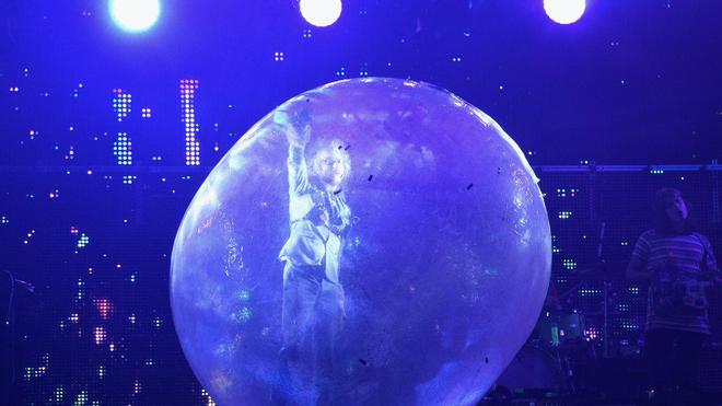 VIDÉO - Avec leurs bulles géantes, les Flaming Lips viennent-ils d'inventer les concerts du futur ?