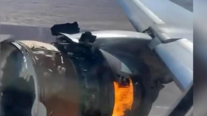 VIDÉO - Réacteur en feu et pluie de débris : un Boeing 777 parvient à atterrir en urgence à Denver