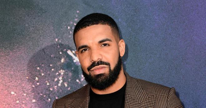Drake sort un EP surprise, Selena Gomez collabore avec DJ Snake, Justin Bieber dévoile le clip de Hold On... Le récap musique de la semaine