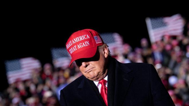 "Mauvais instincts" : quand Donald Trump s'en prend à deux ex-conseillers sur le Covid-19
