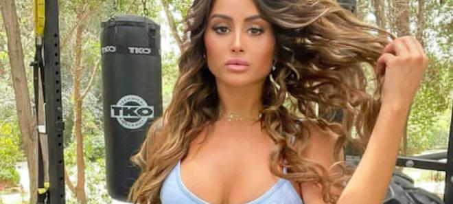 Océane El Himer dévoile ses fesses en string à la plage sur Instagram !