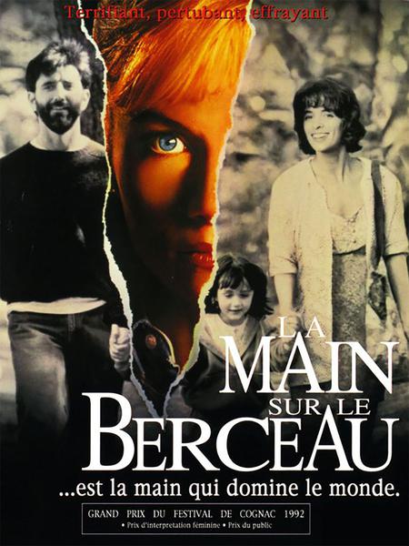 La main sur le berceau.