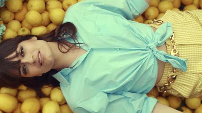 "Le Reste" : dans son nouveau clip, Clara Luciani rend hommage à Jacques Demy