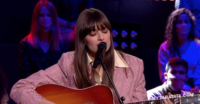 Clara Luciani interprète son titre Beaux, générique de L'école de la vie sur France 2 (VIDEO)