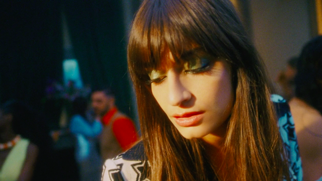 Clara Luciani dévoile le clip coloré de “Respire encore”