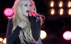 La chanteuse Avril Lavigne débarque sur TikTok en compagnie de Tony Hawk