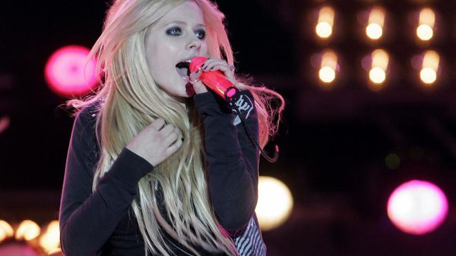 La chanteuse Avril Lavigne débarque sur TikTok en compagnie de Tony Hawk